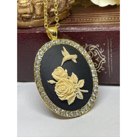 Christmas Gift Black Cream Wedding Xmas Cameo Hummingbird Gold Crystal Necklace - Picture 1 of 9